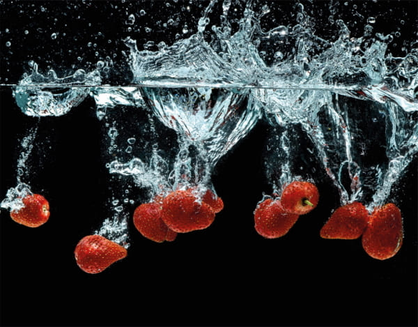 Wandbild Splashing Strawberry